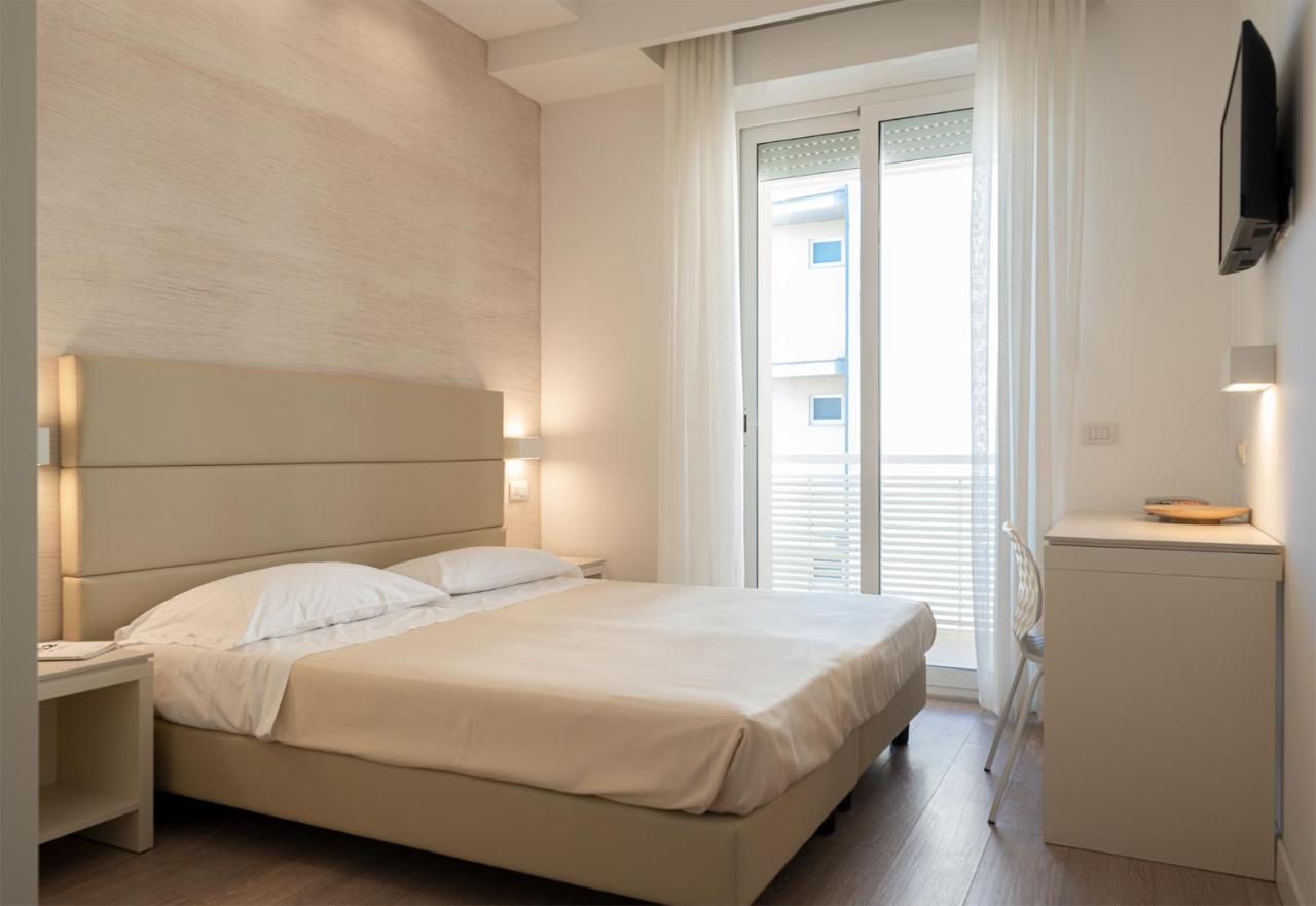 Hotel Bristol Каттолика Экстерьер фото