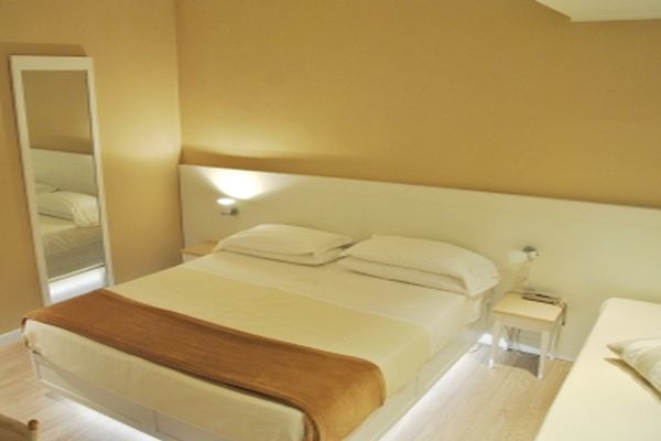 Hotel Bristol Каттолика Экстерьер фото