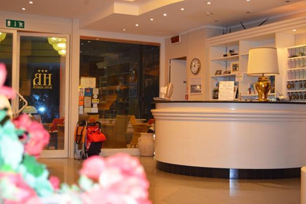 Hotel Bristol Каттолика Экстерьер фото